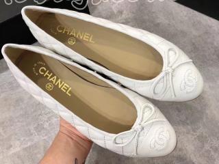 シャネル　フラットシューズ　レディース用 CHANEl バレエシューズ　白い色